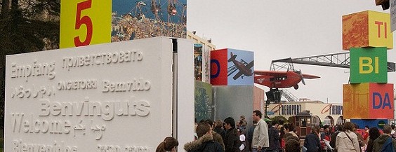 Стена с приветствием на разных языках в парке "Тибидабо", Барселона.