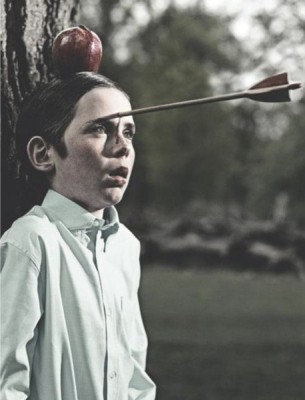 Мальчик получает стрелой в тыкву вместо яблока
