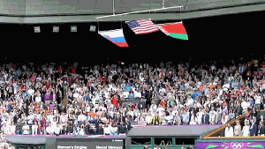 Гиф видео: Падение американского флага на фоне российского и белорусского на теннисном турнире на Олимпиаде в Лондоне
