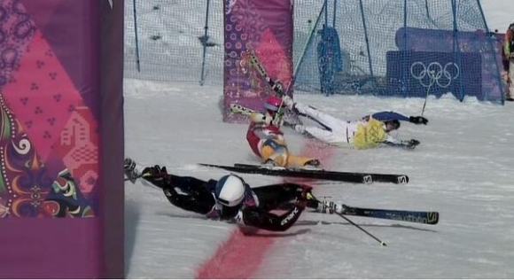 Тройной фотофиниш мужского ски-кросса после падения